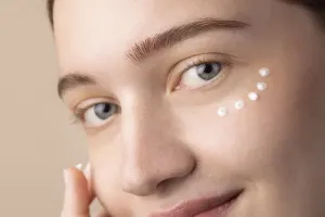 Retinol na twarz: co daje i jak go stosować?